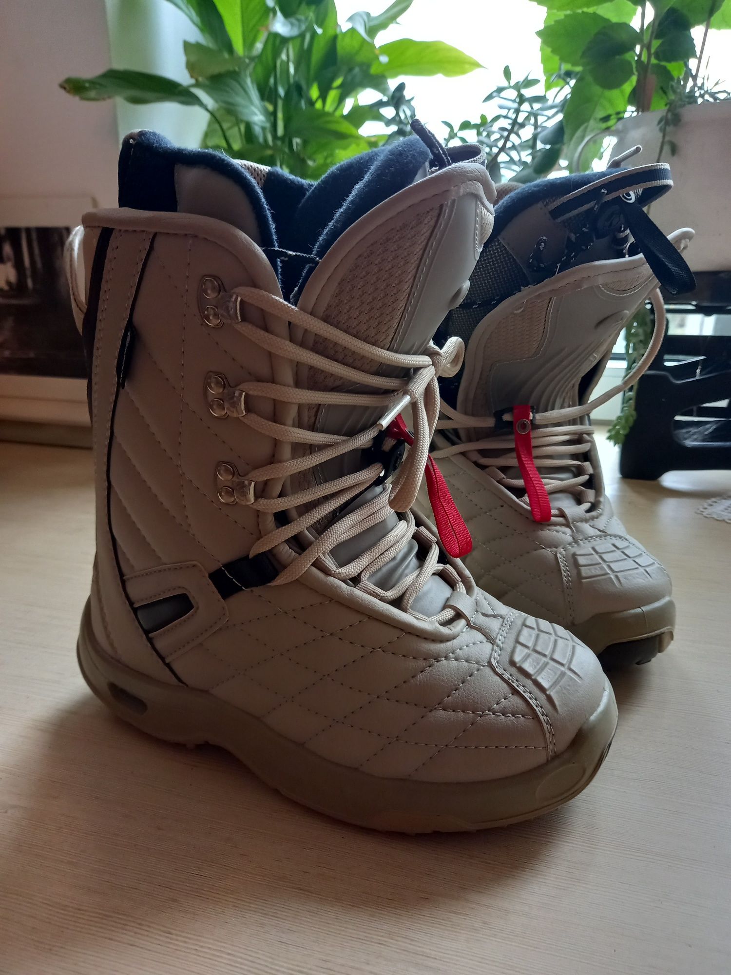 Sprzedam buty snowboardowe rozm 37,stan b.dobrym