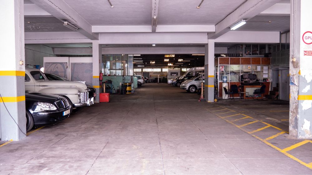 Vende-se ou aluga-se armazem/loja/garagem 1000m2