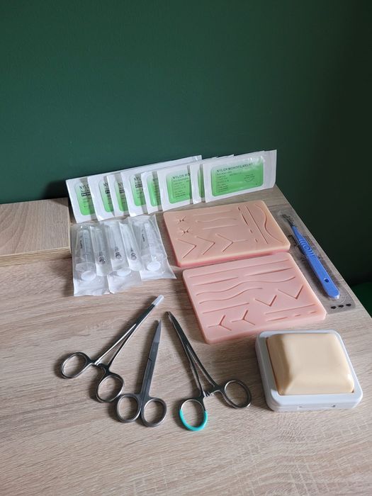 Zestaw do nauki szycia chirurgicznego i podawania leków domięśniowo