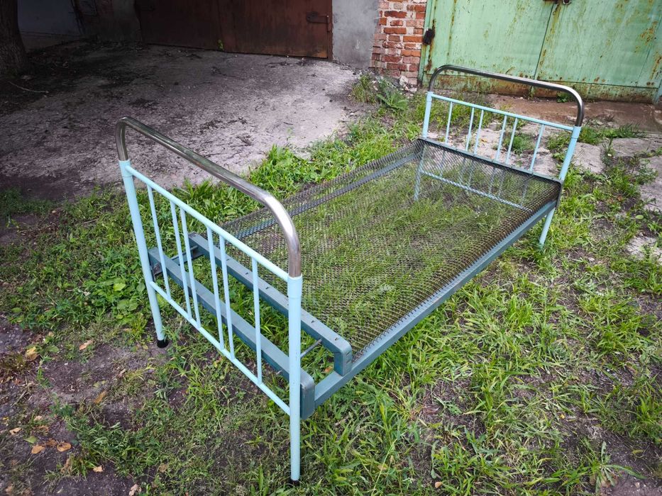 Продам кровать на сетке в хорошем состоянии