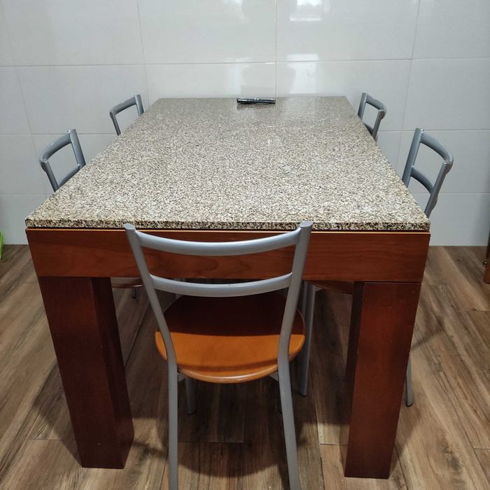 Mesa e cadeiras para jantar e convívios