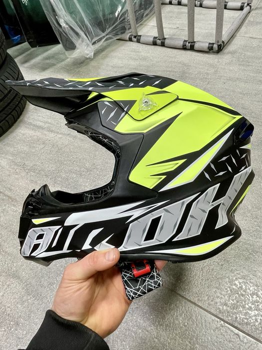 Продам новый шлем Airoh Twist