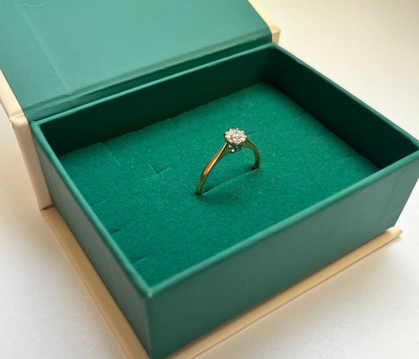 Złoty pierścionek zaręczynowy z diamentem 0,45 ct – certyfikat