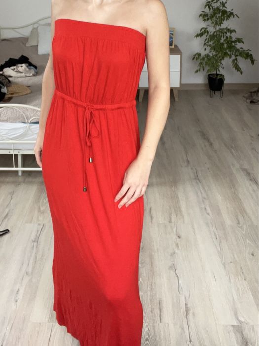 Długa czerwona sukienka