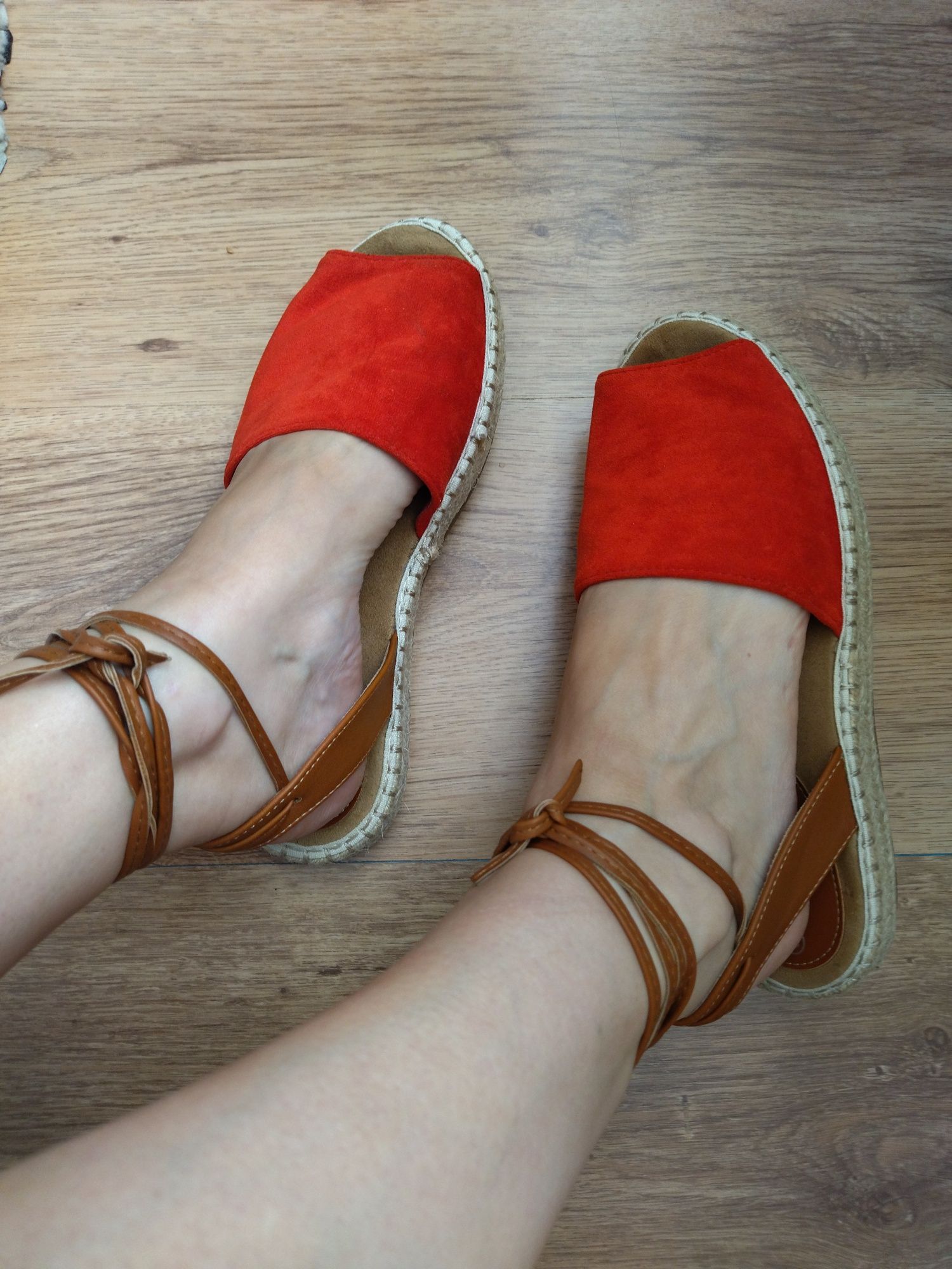 Czerwone espadryle odkryte palce i pięty wiązane r. 39