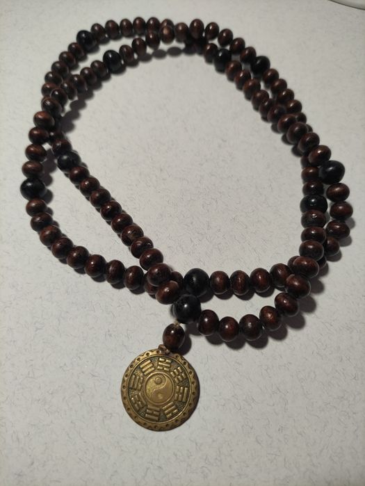 Буддизм, Дао, Ін-Ян, буддистські чьотки з медальйоном