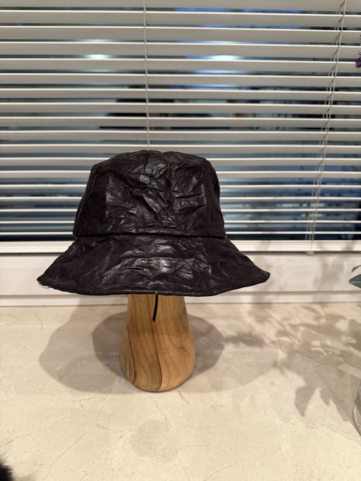 Чорний капелюх з еко шкіри