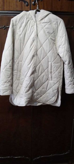 Жіноча куртка з капелюхом.