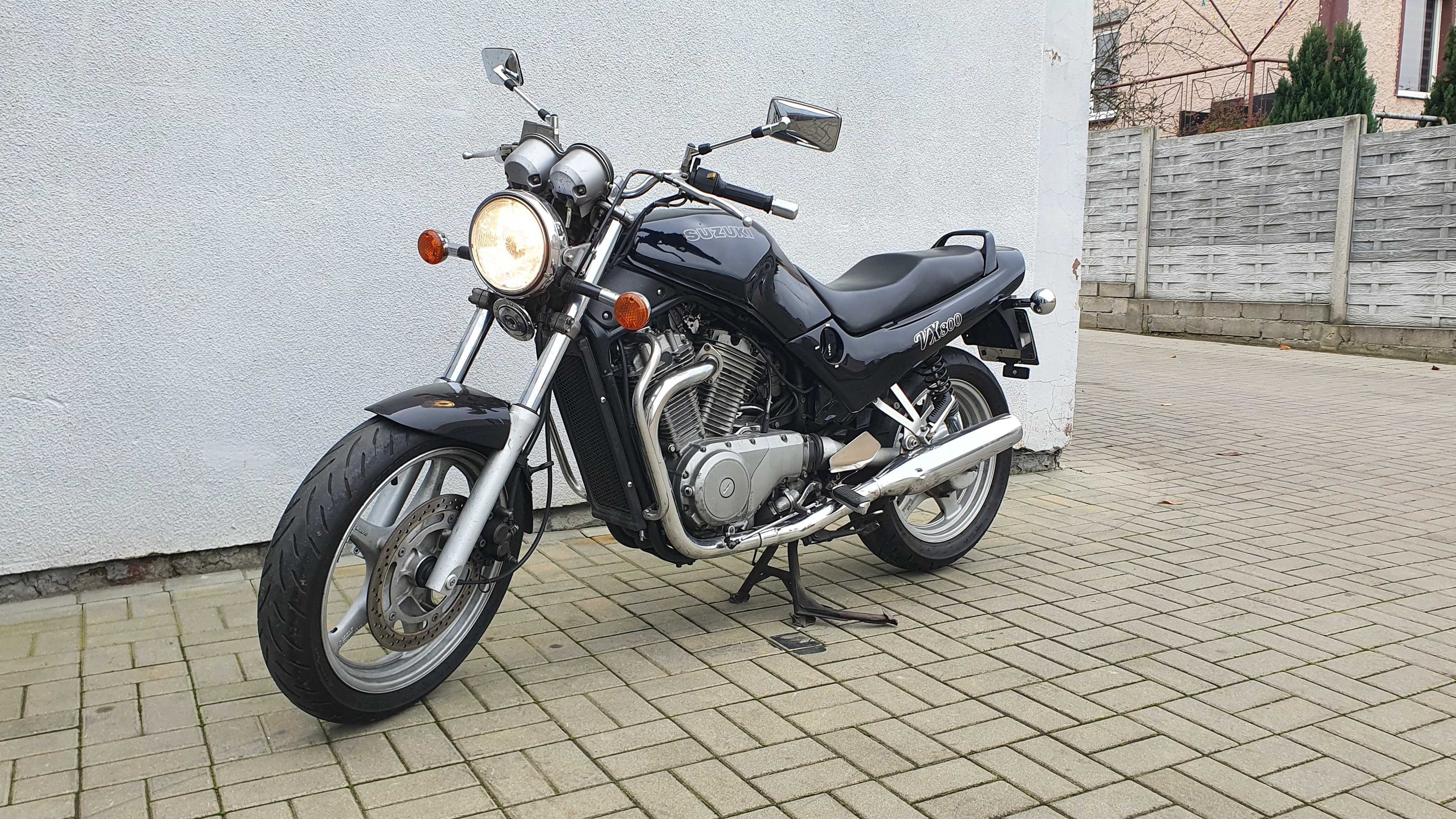 Suzuki VX800 motocykl naked z 1990 r.