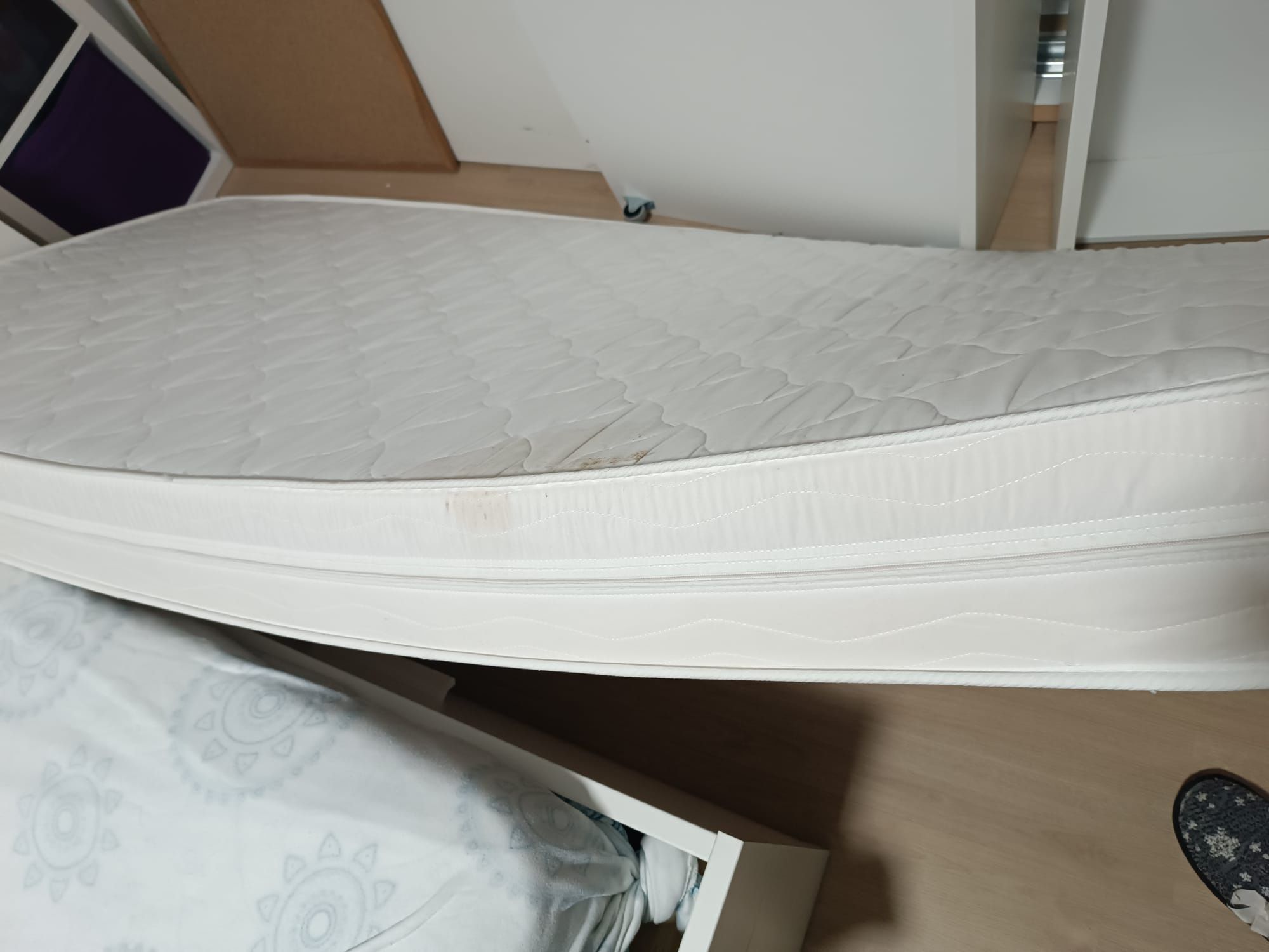 Cama malm, com colchão e estrado e duas gavetas