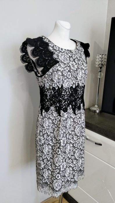 Piękna koronkowa czarno biała sukienka