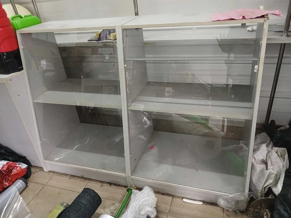 Продам прилавок скляний скошенний, скляна вітрина.