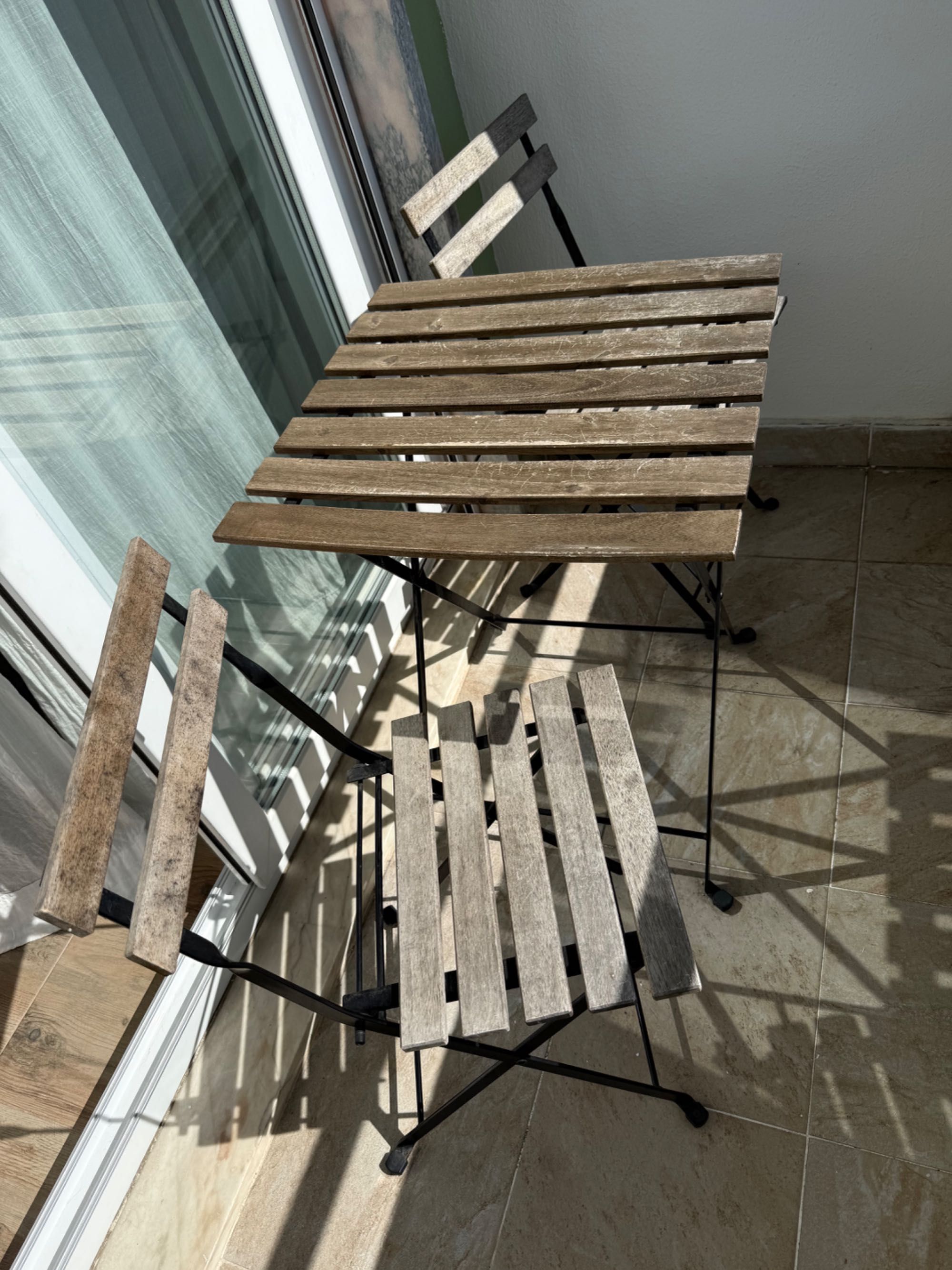 Mesa de Madeira de Jardim/Varanda + 2 Cadeiras.