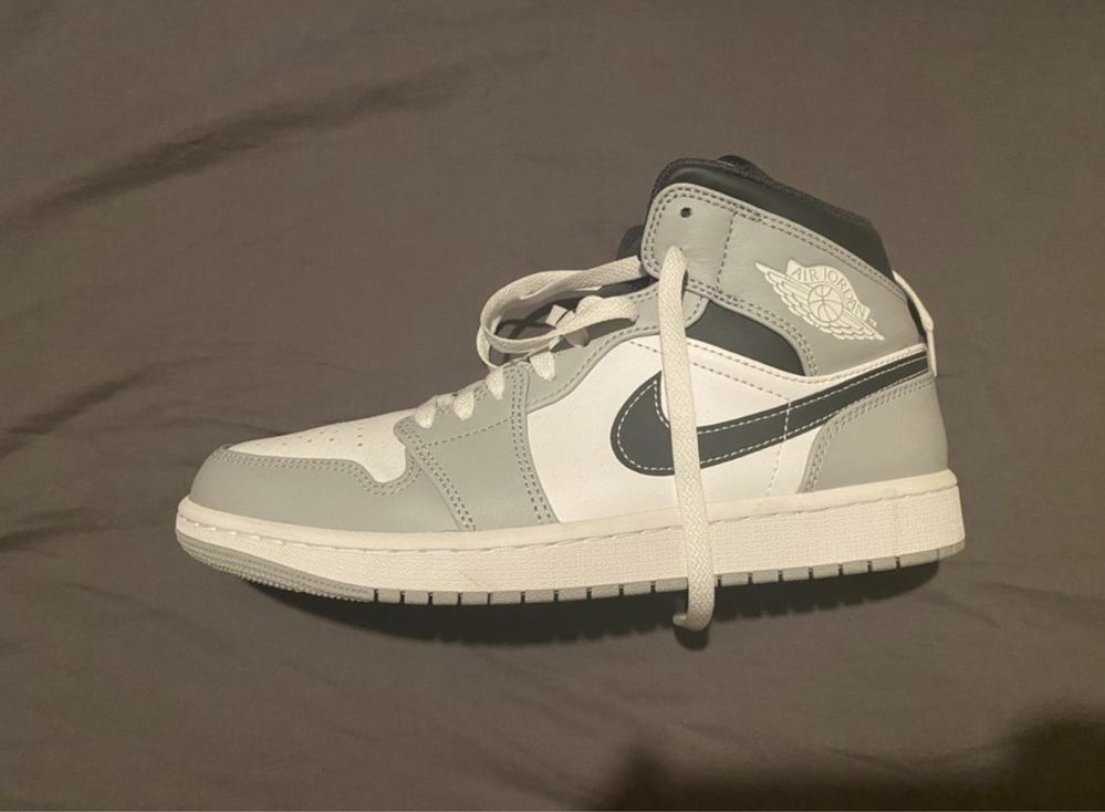 AIR JORDAN 1 SMOKE GREY MID