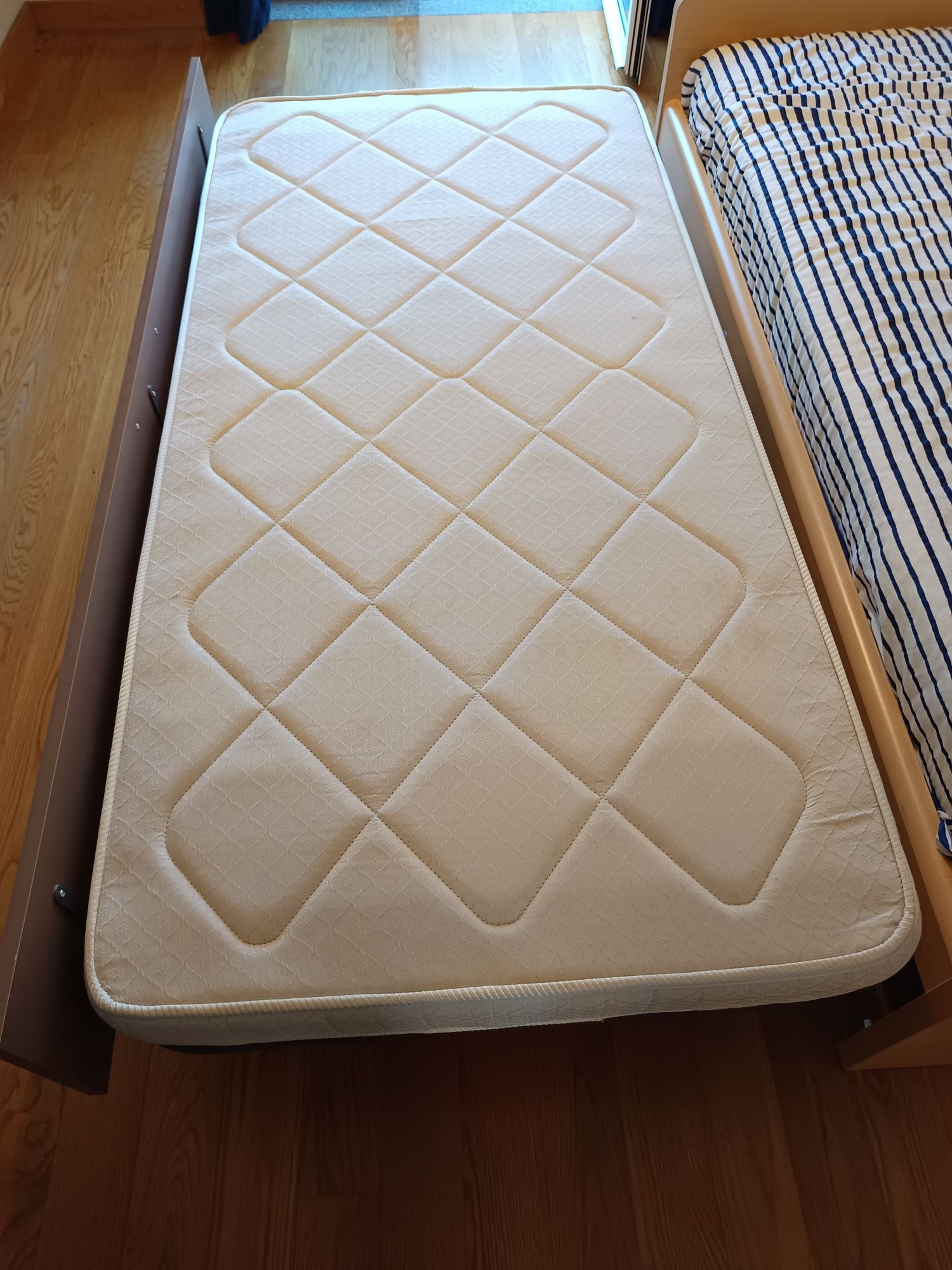 Cama de solteiro  com colchão
