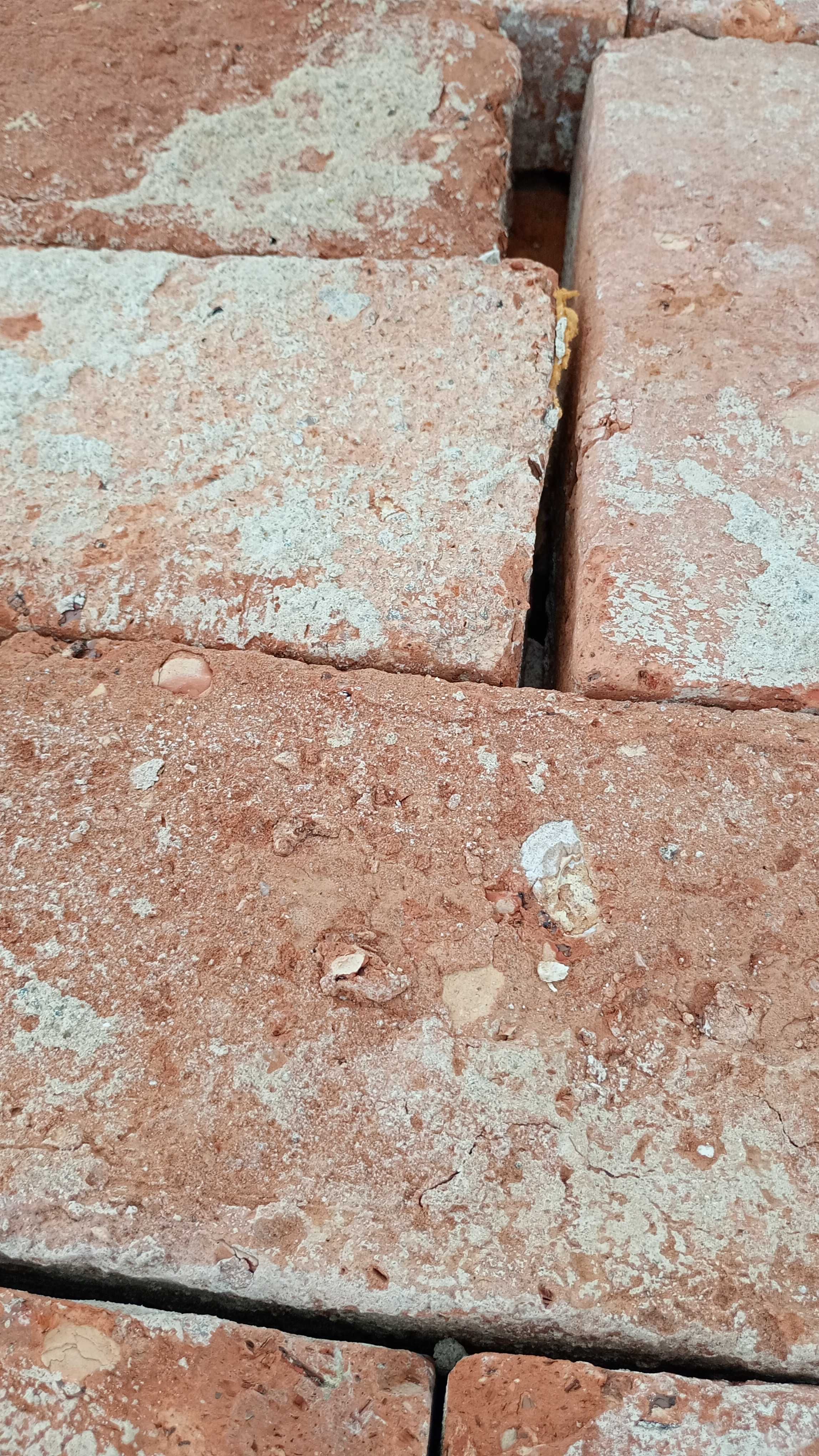Stara cegła z rozbiórki