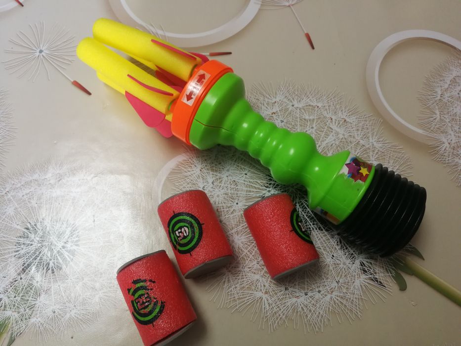 Іграшка помпова, яка стріляє м'якими патронами.