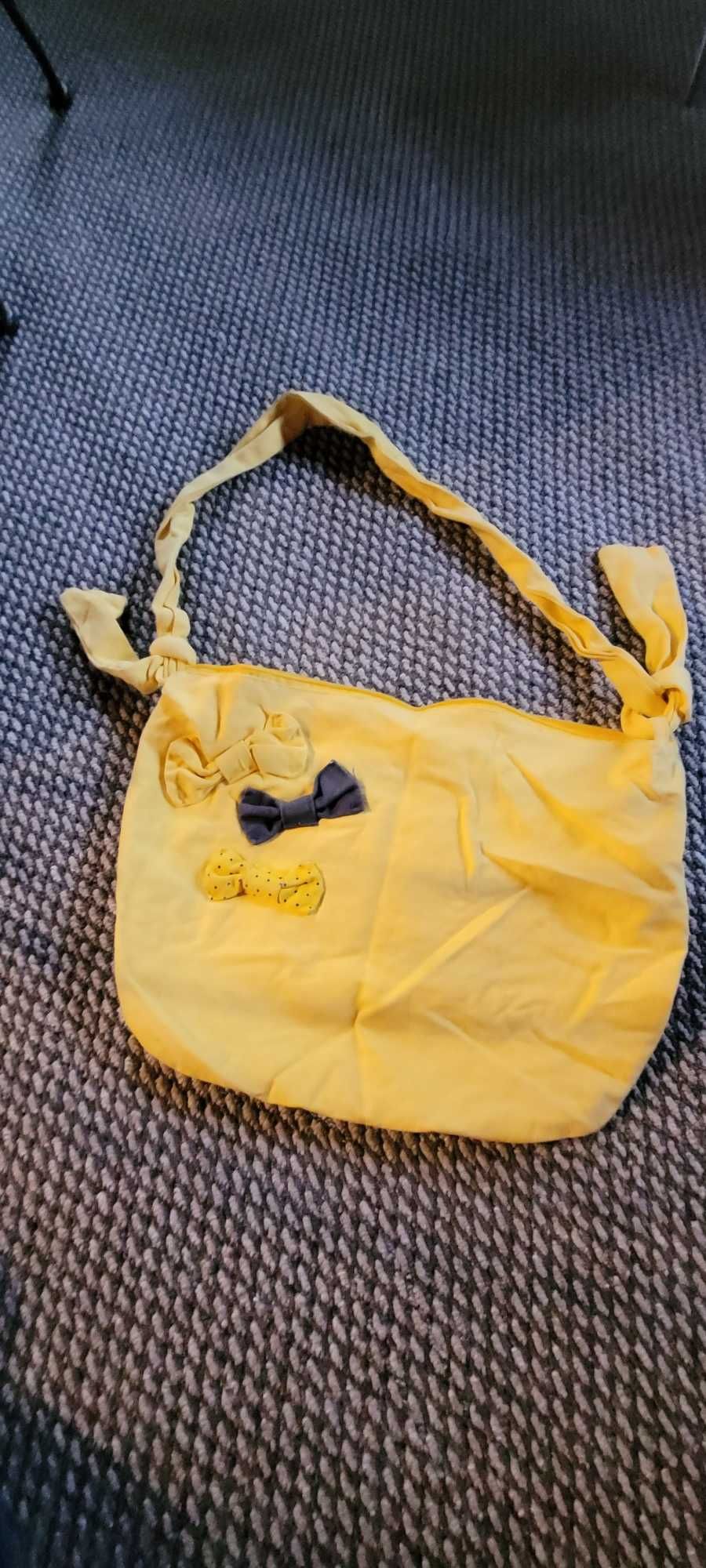 żółta torebka z długim uchem