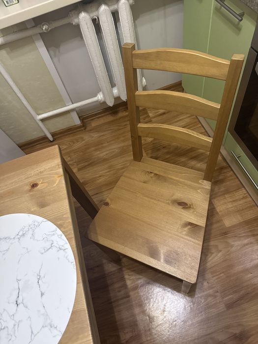 Продается стол и 2 стула