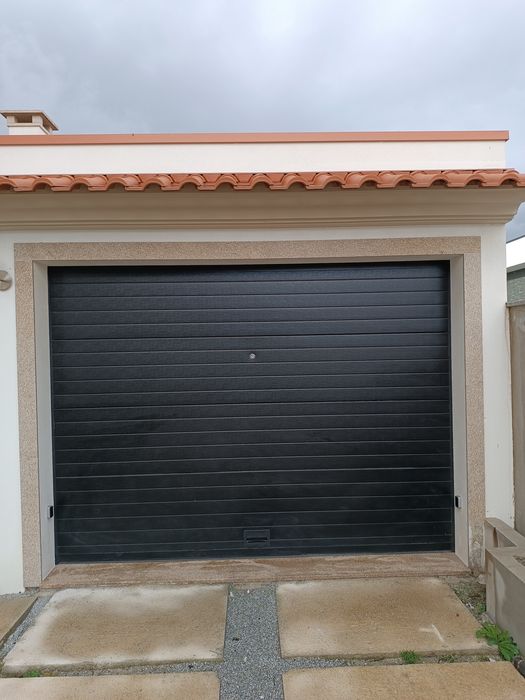 Portão garagem seccionado com motor