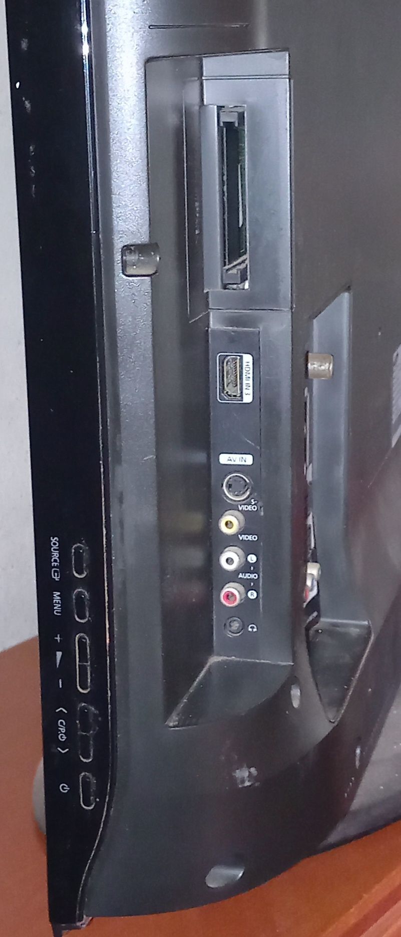TV Samsung 32" HD (80cm) – com comando e suporte de mesa