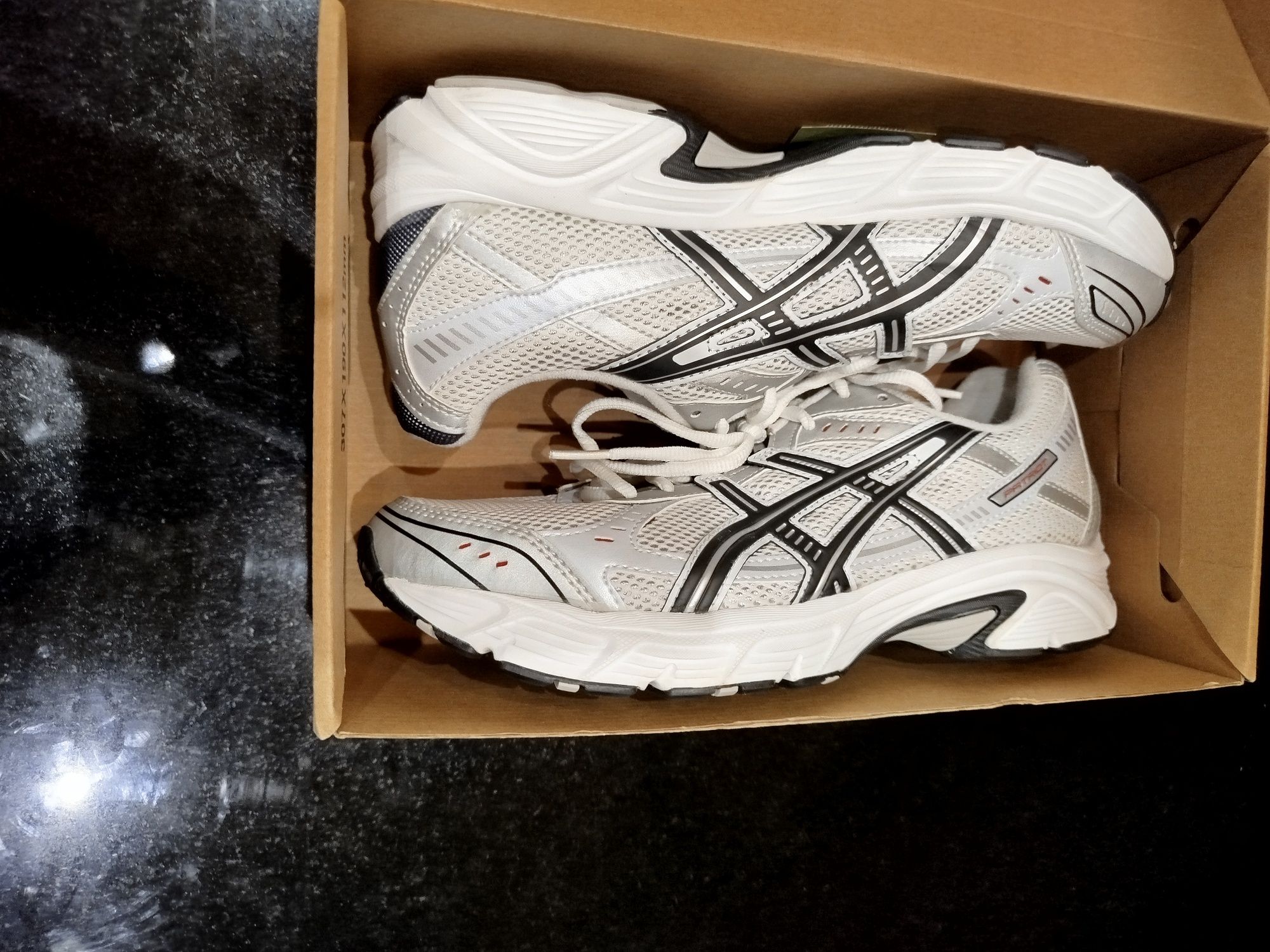 Sapatilha corrida Asics nova