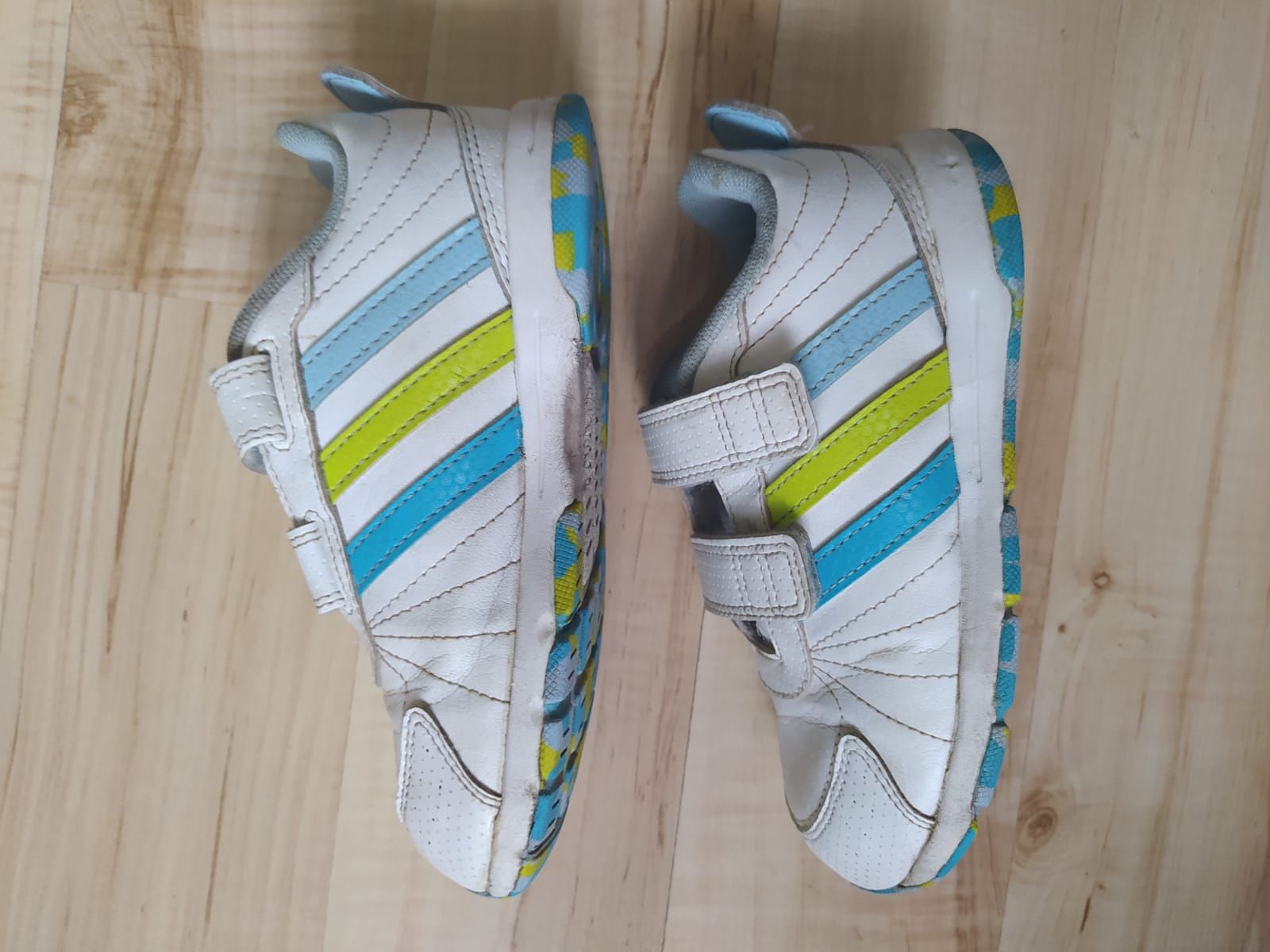 Buty sportowe dziecięce. Firmy Adidas. R. 27.