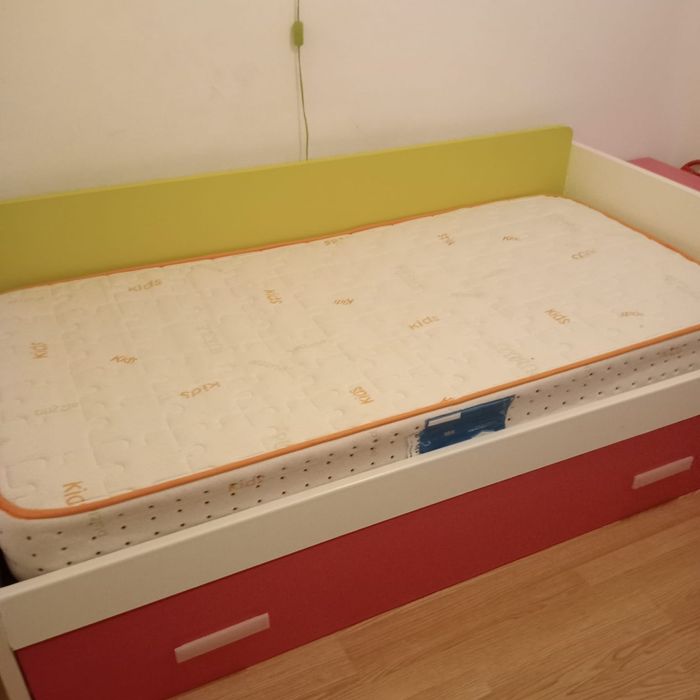 Cama solteiro menina com mesa de cabeceira