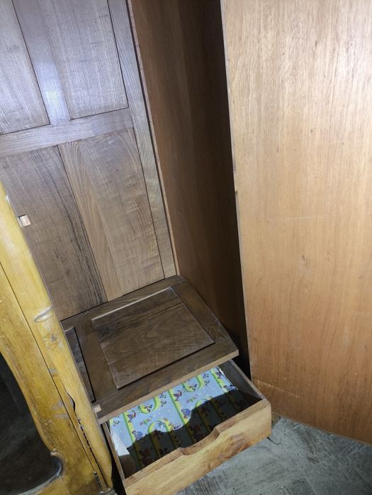 Roupeiro antigo em madeira maciça com espelho – Para restauro