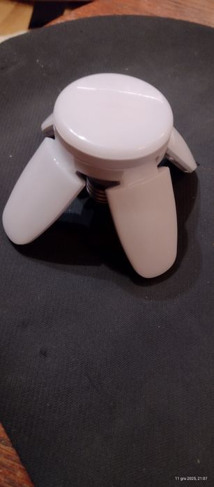 Lampka wkręcana jak żaròwka.