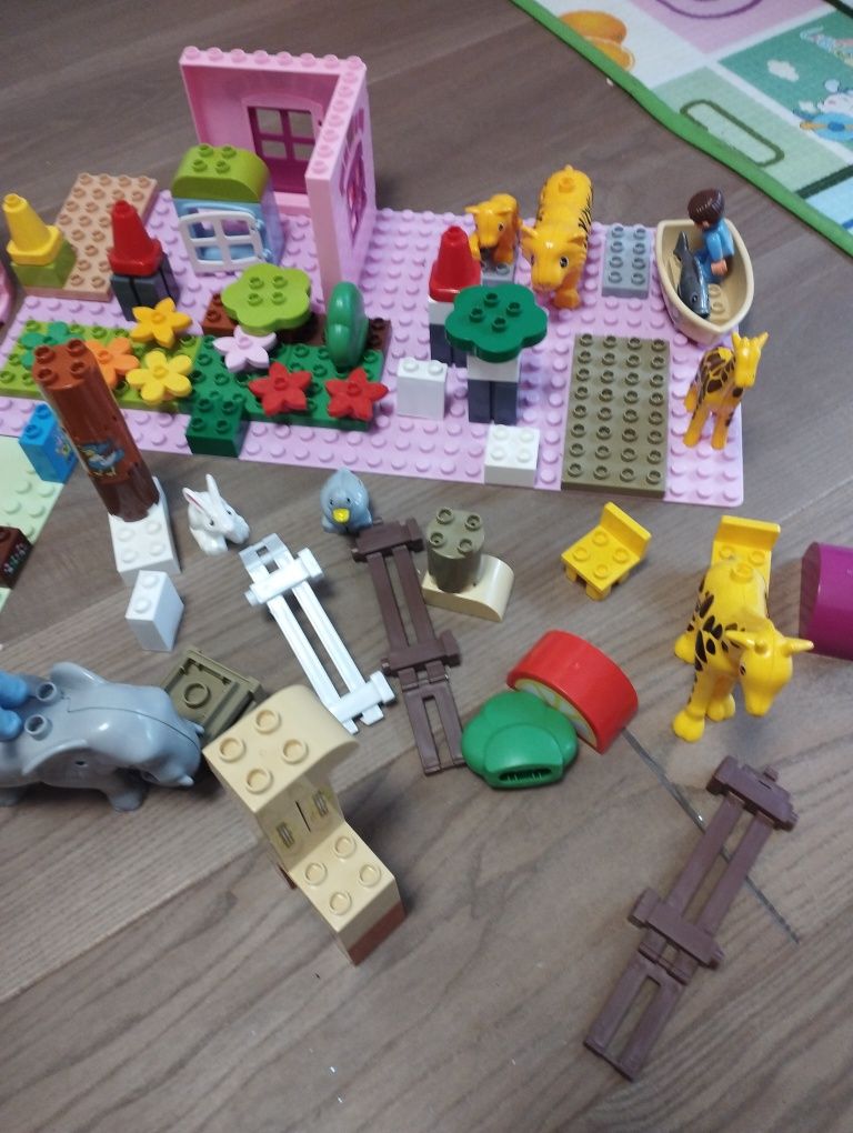 Деталі Lego Duplo з двох конструкторів