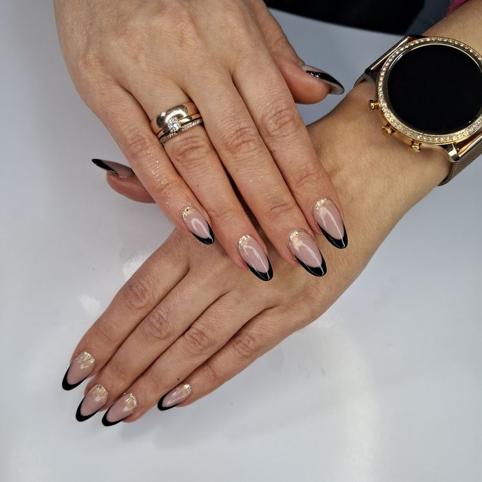 Манікюр,нарощування нігтів