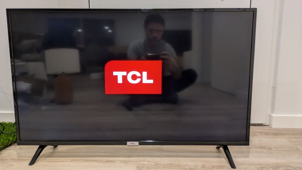 Vendo TV Tcl de 40", modelo 40ES568 em excelente estado - Android Tv