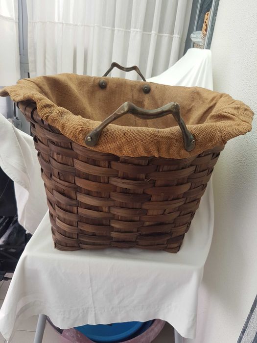 Cesto de Verga Redondo com Pegas em Metal para Lenha