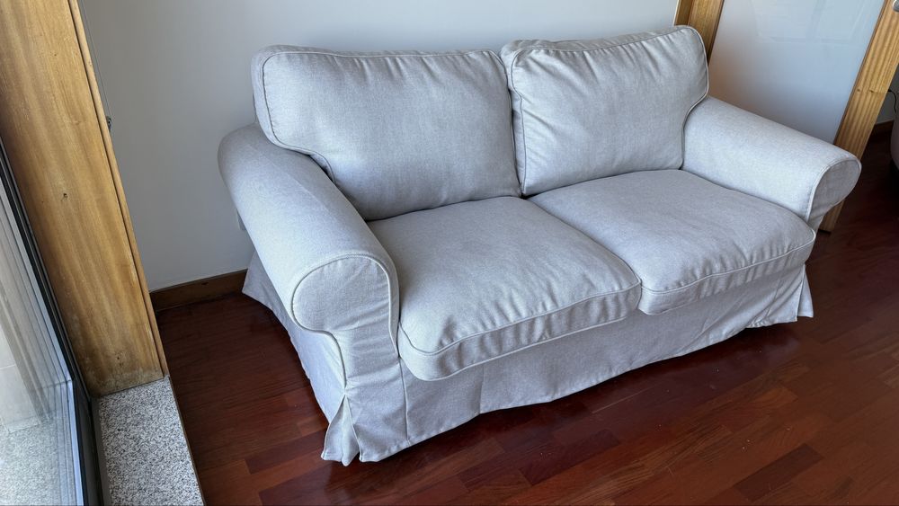 sofa de 2 lugares cinza