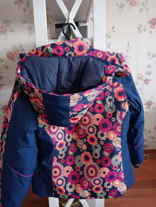 Продам лижну куртку дівчачу, розмір вказано 152