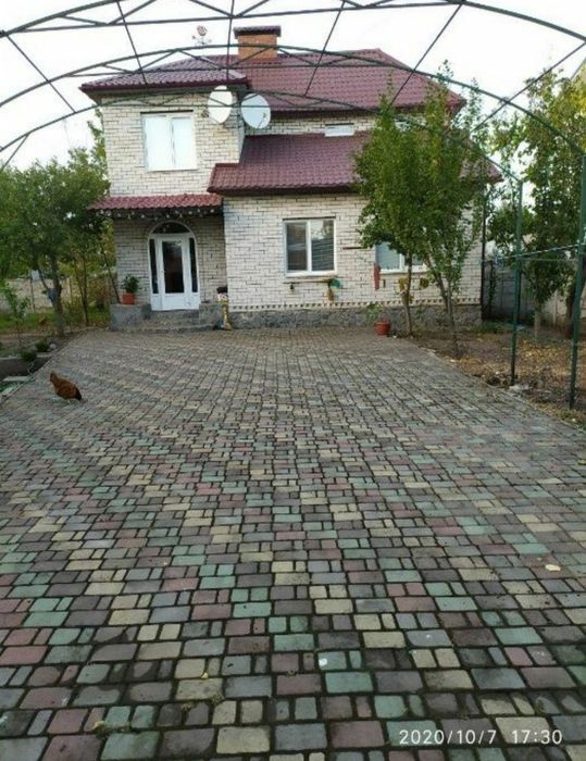 Продам двухэтажный  дом метро Киевская