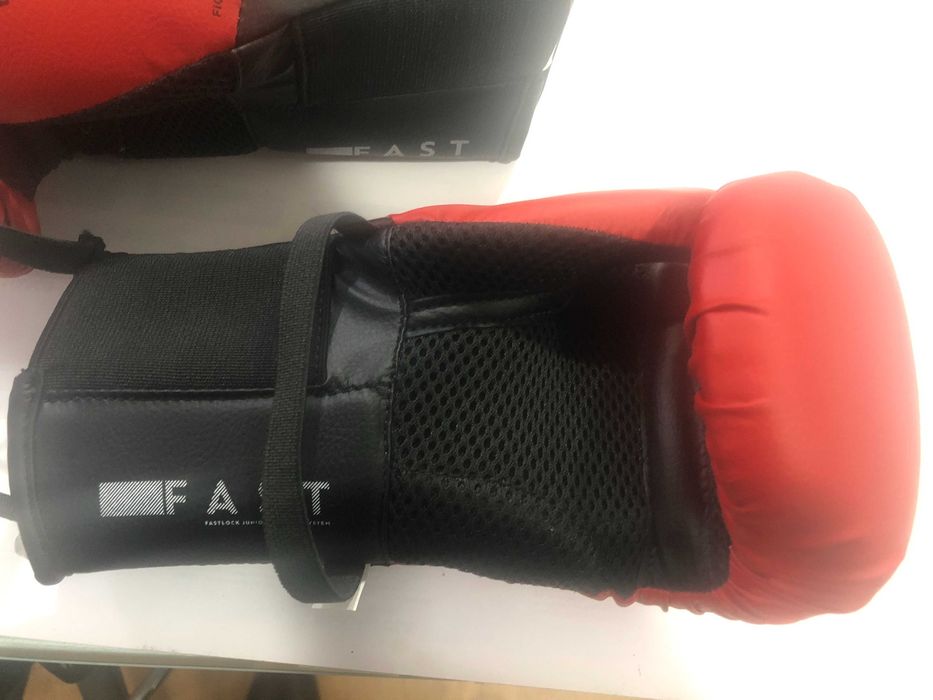 Boxe OUTSHOCK – Saco + Luvas + Suporte de parede (TUDO NOVO)