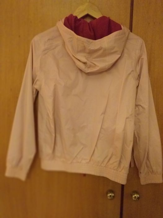 Casaco impermeável de menina.