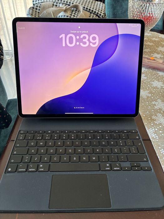 Ipad Air 13” M3 Wi-Fi + 5G  C/ Magic Keyboard - Novembro 2025