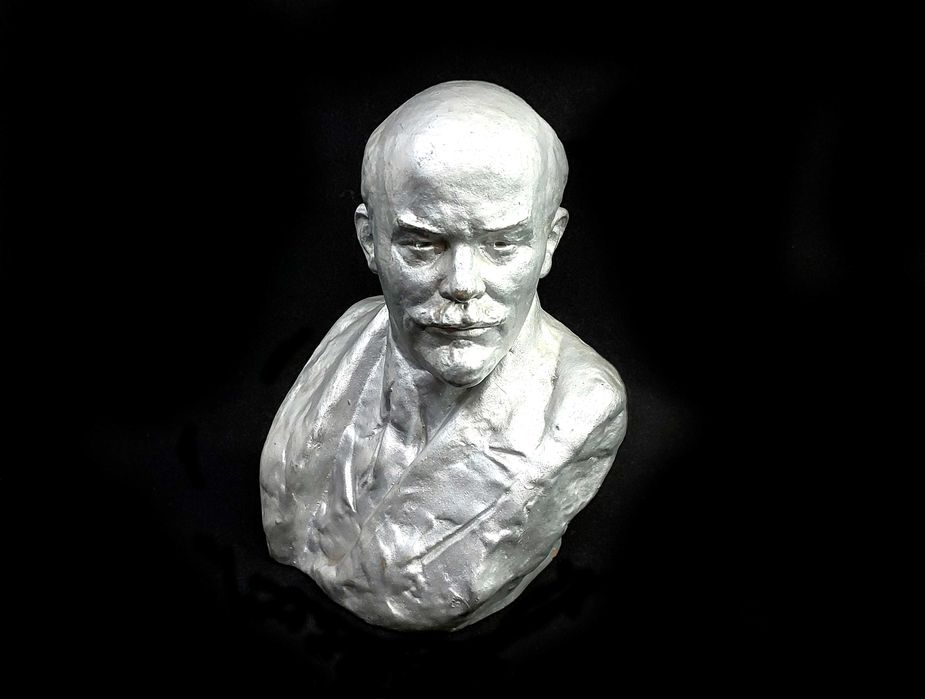 Статуэтка. Бюст В.И. Ленина Гжель 1940 год.
