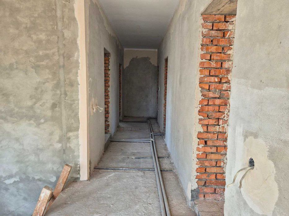 Продаж будинка з басейном