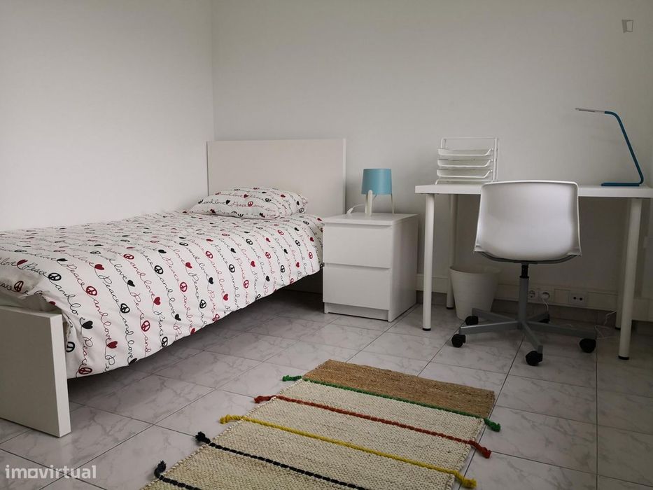 146218 - Quarto em Apt renovado com 6 quartos...