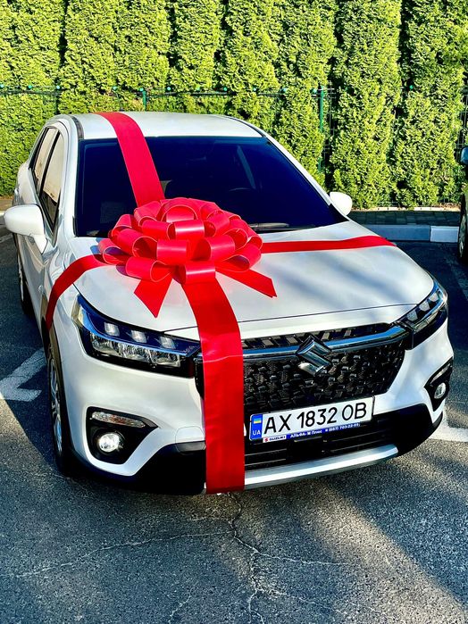 Яркий бант на машину – стильное украшение