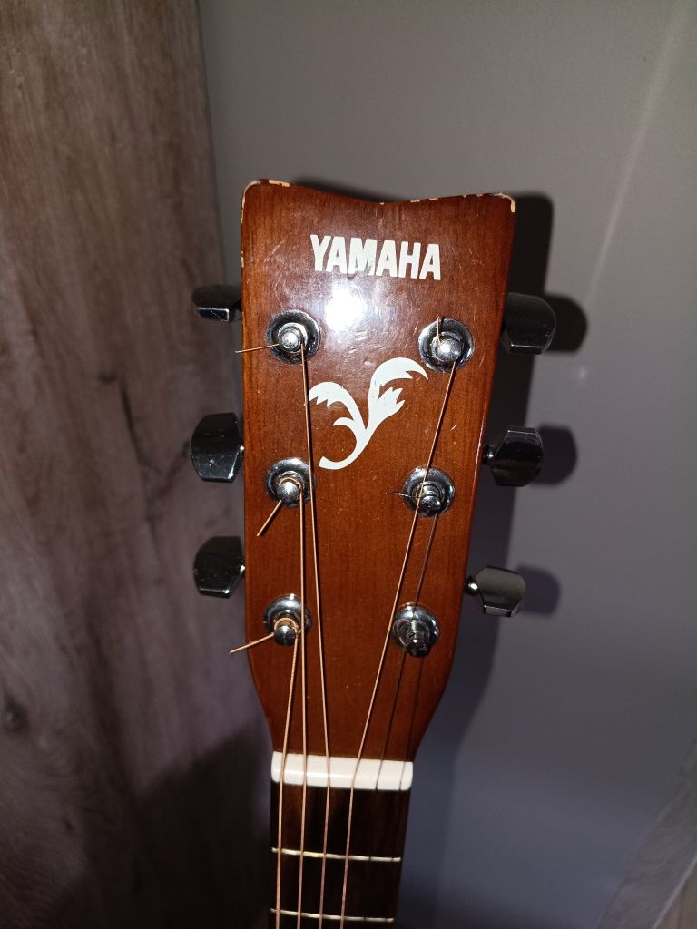 Yamaha f310 w mega dobrym stanie z mega dobrymi strunami