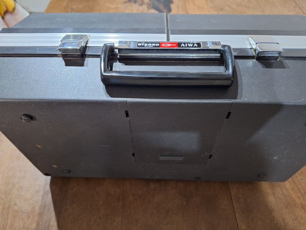 Rádio Gira Discos Stereo P-184 marca japonesa AIWA com mala portátil