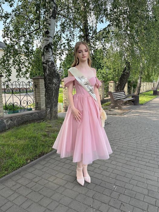 Рожева випускна сукня