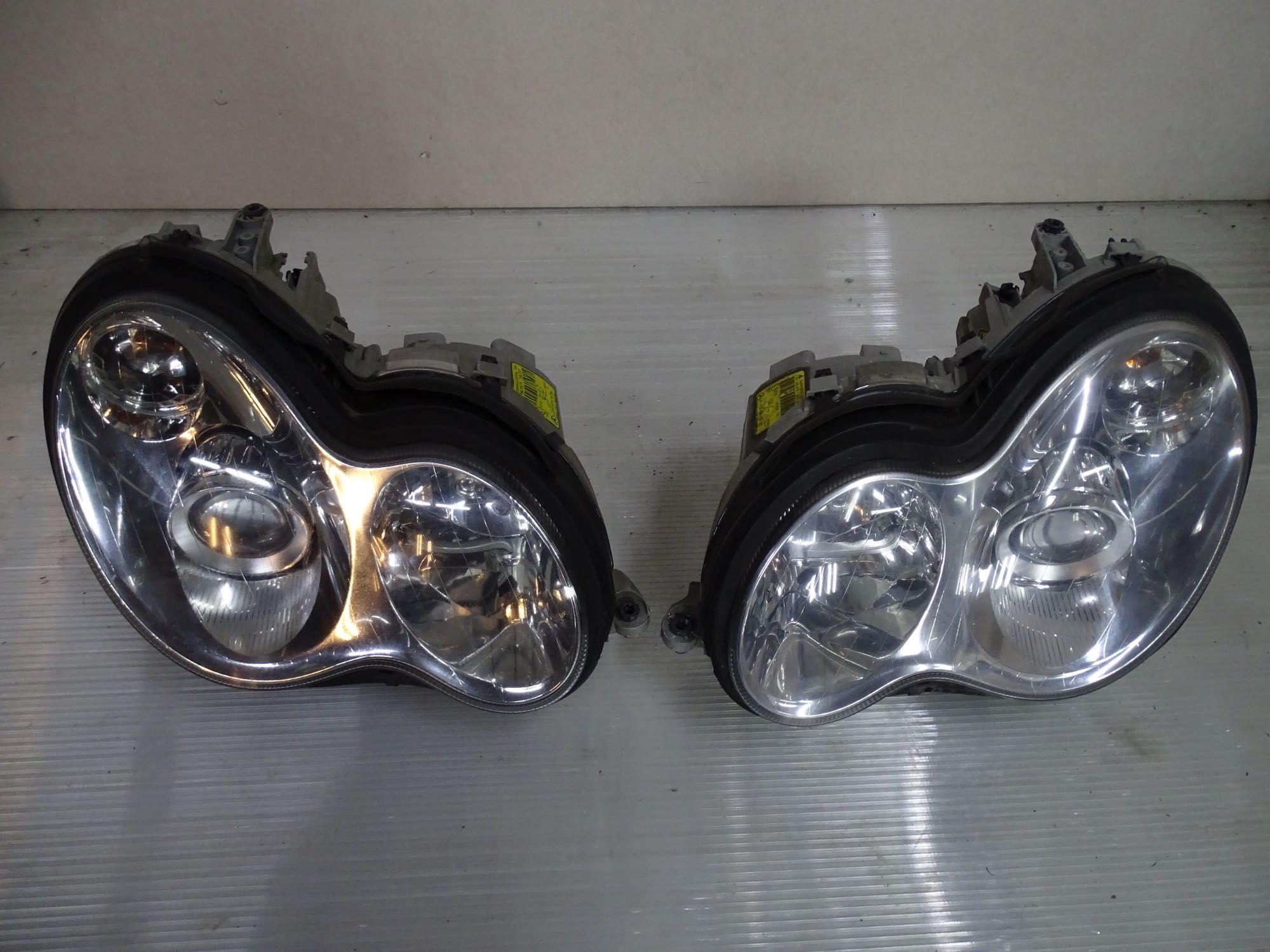 MERCEDES  KLASA W203 lampa Xenon lewa + prawa Europa