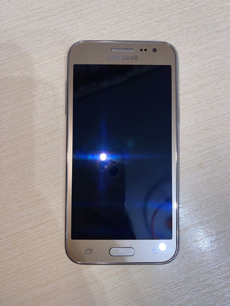 Samsung Galaxy J2 у золотому кольорі