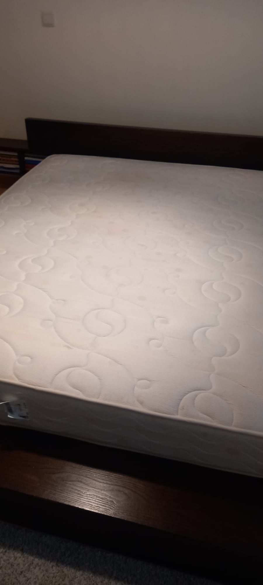 Cama casal com cabeceiras incorporadas e colchão